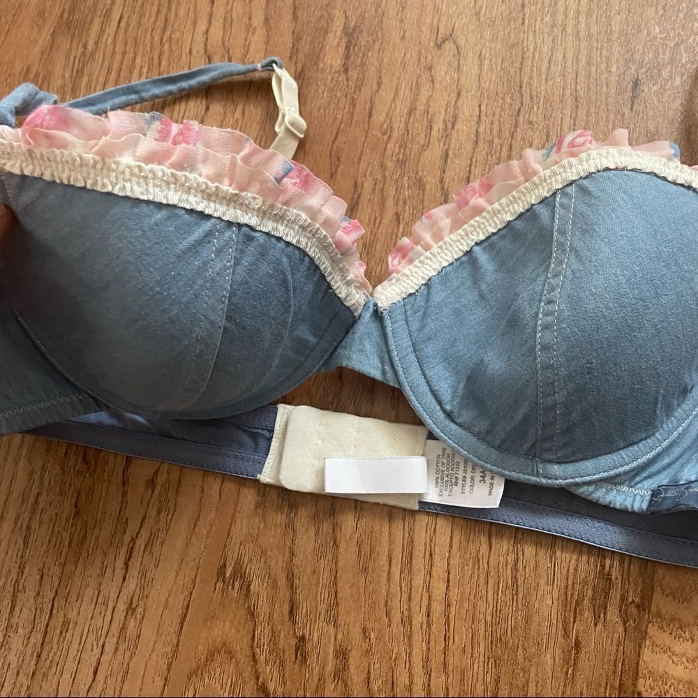 Jessica Simpson bra - Picture 2 of 8